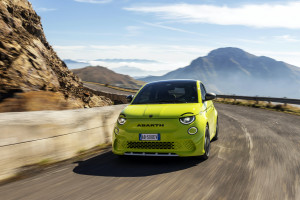 Gelber Abarth 500e auf einer Passstrasse fahrend